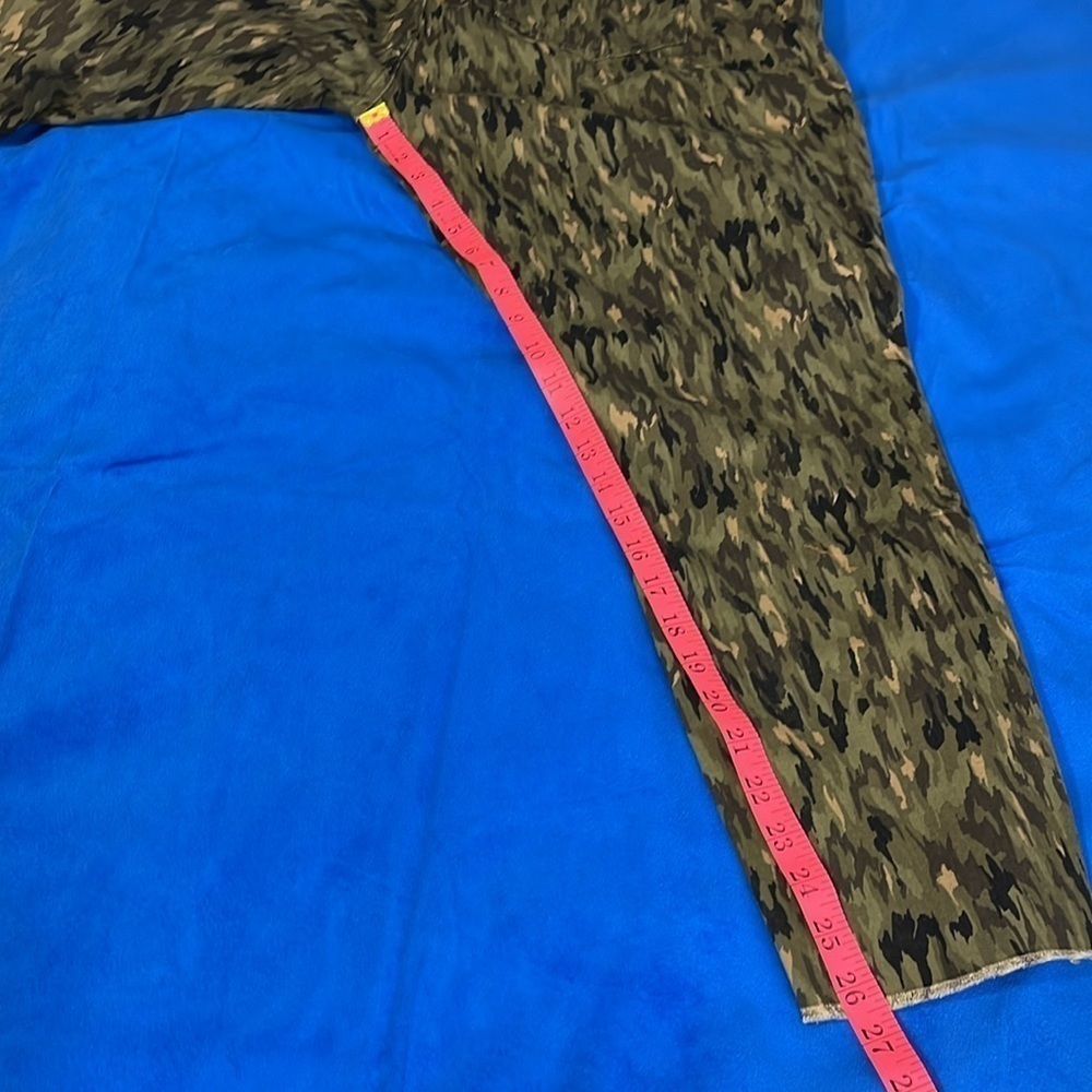 ⭐️ NWT Royalty For Me Camouflage Cropped Jogger pants- size 2X - Picture 8 of 10